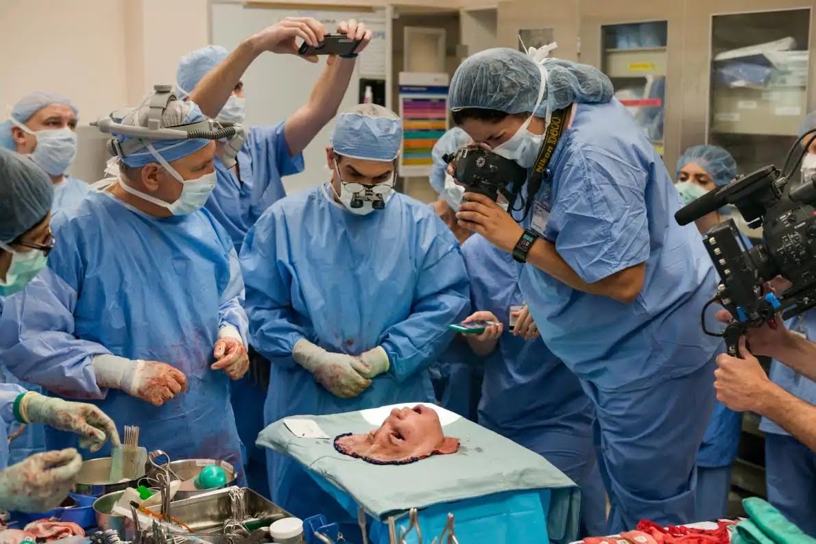 Amazing photograph and moment in the history of transplant surgery